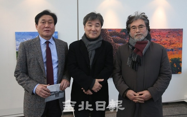 지난 22일 '삼인 제30회-김두해·이흥재·선기현'전이 전주 KBS갤러리에서 열린 가운데 전시회의 세 명의 주인공들이 기념촬영을 하고 있다. 조현욱 기자