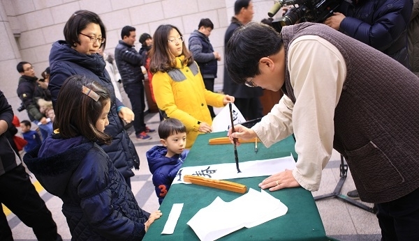 지난해 열린 국립전주박물관 입춘첩 써주기 행사 모습. 사진제공= 국립전주박물관