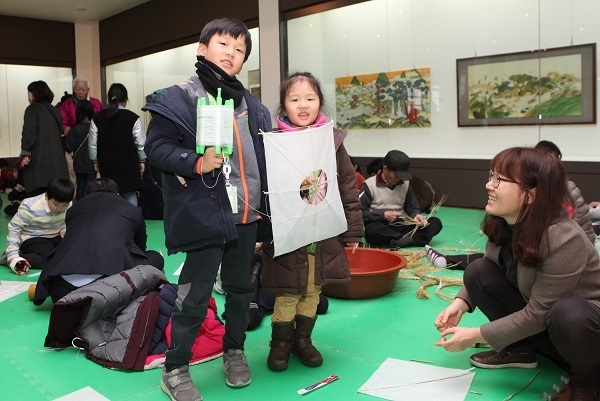 지난해 열린 국립전주박물관 연만들기 행사 모습. 사진제공= 국립전주박물관