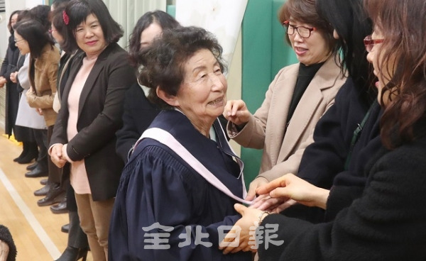 전북도립여성중고등학교 졸업식이 열린 지난 31일 선생님들이 최고령 졸업생인 양계남(84)씨와 손을 잡으며 축하의 인사를 나누고 있다. 조현욱 기자