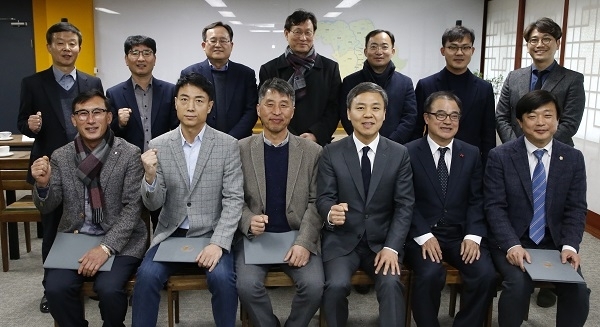 지난 1일 전주시장실에서 열린 팔복동 공업지역 환경문제 해결을 위한 민관협의회 위촉장 수여식에서 김승수 시장을 비롯한 민·관 위원들이 포즈를 취하고 있다. 사진 제공= 전주시