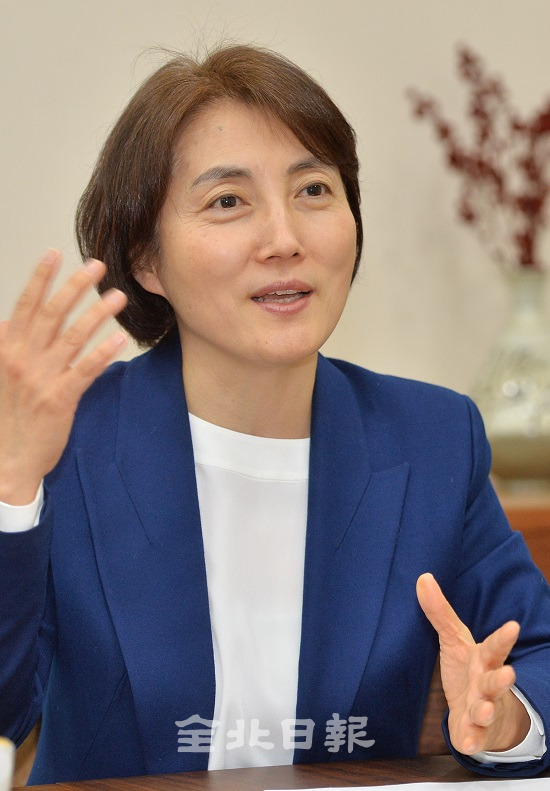 김연수 국립무형유산원장이 취힘 후 소회와 향후 계획에 대해 이야기하고 있다. 박형민 기자