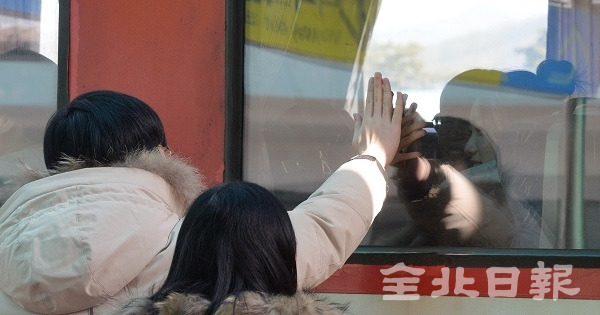 설 명절 마지막 날인 6일 전주역 승강장에서 용산행 열차에 오른 가족과 배웅나온 일행이 열차 유리창을 사이에 두고 손을 맞대며 아쉬운 이별을 하고 있다. 박형민 기자