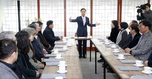 7일 전주시청 회의실에서 열린 민선 7기 공약자문평가단 회의에서 김승수 시장이 위원들을 대상으로 공약 이행 상황에 대해 설명하고 있다. 사진제공= 전주시