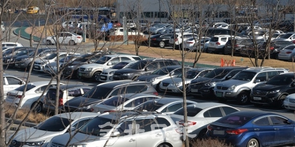 혁신도시기가 조성된지 5년이 넘었지만 현행 시내버스 운행노선과 배차 간격이 미흡해 혁신도시 내 공공기관을 이용하는 민원인과 직원들이 개인 차량을 이용하면서 7일 농촌진흥청 등 공공기관 주차장들이 붐비고 있다. 박형민 기자