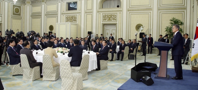 문재인 대통령이 8일 오후 청와대 영빈관에서 열린 전국 시·군·구청장 등 기초단체장 초청 오찬 간담회에서 인사말을 하고 있다. 이번 간담회는 문 대통령이 기초단체장들과 올해 국정운영 방향에 대해 공유하고 소통하기 위해 마련됐다. /연합뉴스