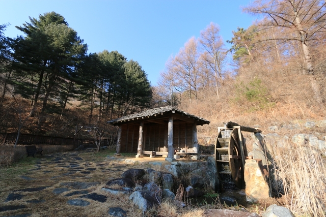 뜬봉샘 가는 길에 만난 물레방아