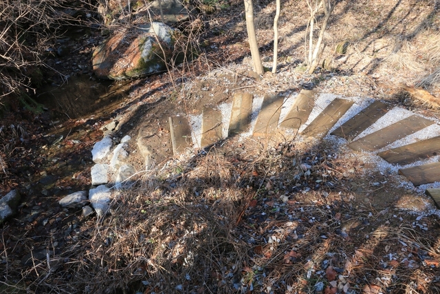 뜬봉샘 가는 천년 숲길은 예쁘고 운치가 있다