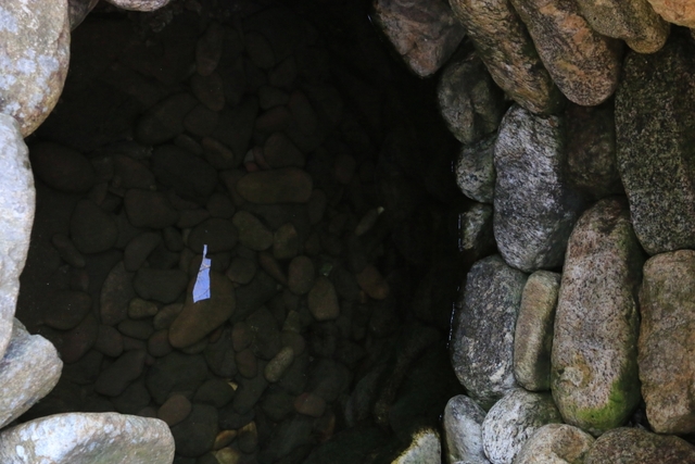 땅속에서 갓 솓은 뜬봉샘물 갓 솟은 샘물은 4도씨 라서 한겨울에도 얼지 않는다