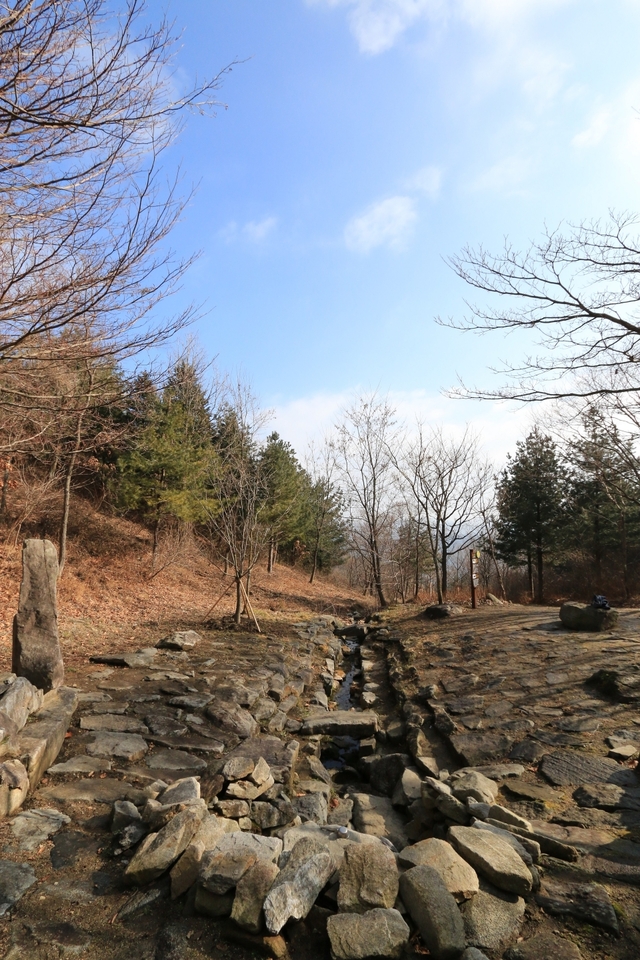 땅에서 갓 솟아 나온 뜬봉샘은 천리를 흘러 서해바다와 만난다