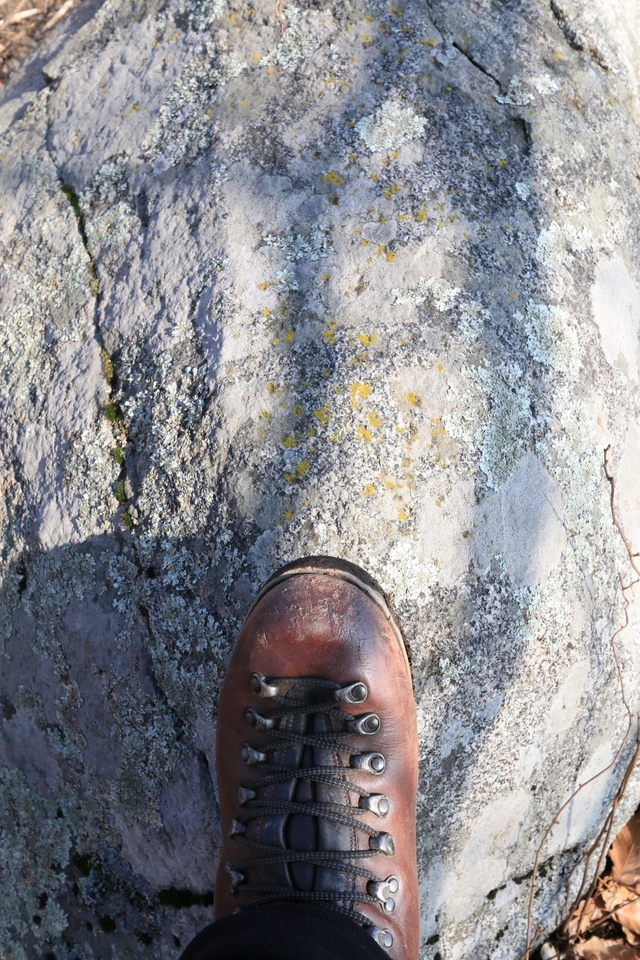 전북 천리길도 한걸음 부터다 겨울철에는 땅이 얼었다 녹았다 하기 때문에 가죽으로 된 등산화를 신고 걷는 것이 좋다