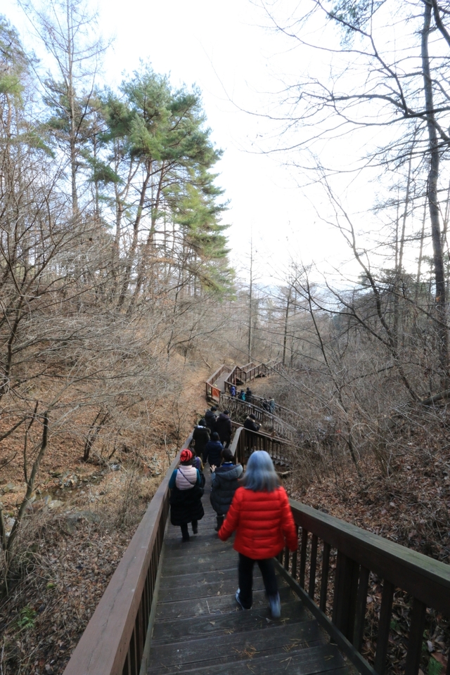 많은 사람들이 전북 천리길과 든봉샘을 찾고 있다