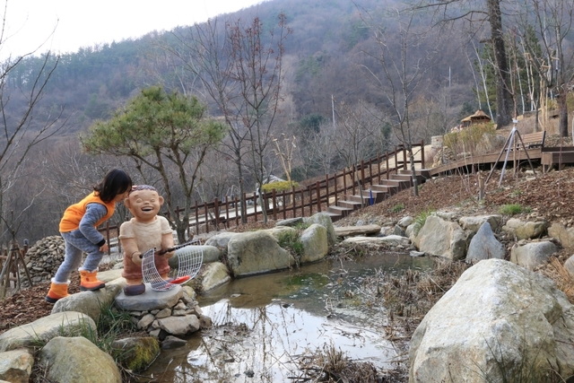 뜬봉샘 생태공원은 아이들도  재미있게 놀 수 있게 꾸며 놓았다.