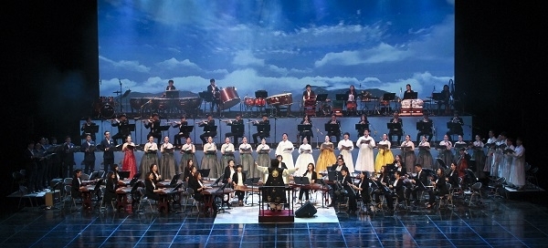 도립국악원이 지난해 10월 11일 선보인 국악칸타타 ‘어머니이 땅, 천년을 보듬다’ 무대 모습. ‘떨어지는 꽃잎이 바람을 탓하지 않듯’을 통해 전북을 중심으로 벌어졌던 갑오농민전쟁부터 4·19혁명, 5·18광주민주화운동, 6월항쟁, 촛불혁명까지 불의에 항거해온 저항의 역사를 다뤘다.  사진 제공=도립국악원