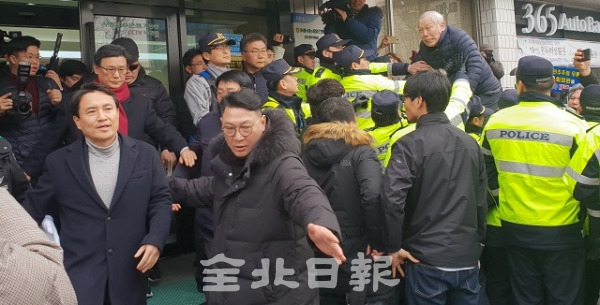 김진태 자유한국당의원이 12일 자유한국당 전북도당을 방문했다. 전북시민사회단체의 ‘5.18 민주화 운동 공청회 망언’에 대한 항의를 받으며 도당을 나서고 있다. 박형민 기자
