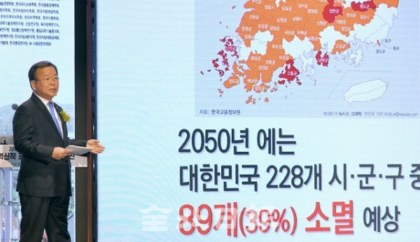 12일 전주 그랜드힐스턴 호텔에서 열린 2019 '대한민국 국가비전회의Ⅱ' 개막세션 기조강연에 나선 김부겸 행정안전부 장관이 한국사회의 갈등진단과 사회적 대타협의 길에 대해 강연하고 있다. 박형민 기자