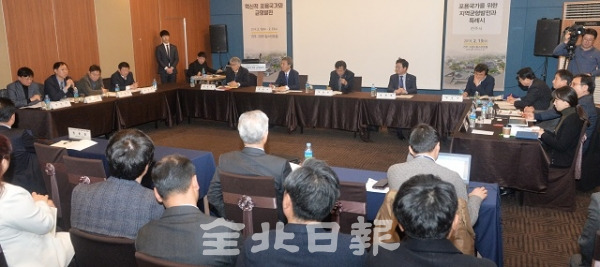 '포용국가를 위한 지역균형발전과 특례시 세미나'가 열린 13일 전주 그랜드힐스턴호텔에서 김승수 전주시장과 염태영 수원시장이 등이 참석해 국가균형발전과 지방분권을 위해 성장 거점도시의 육성과 특례시의 필요성에 대해 논의하는 시간을 가졌다. 박형민 기자