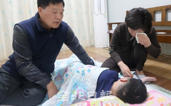 조바울(9세) 학생은 희귀 난치성 질환인 미토콘드리아근병증과 레녹스-가스톡 증후군을 앓고 있다. 13일 본보와의 인터뷰에서 바울이 어머니가 끝내 참지 못하고 바울이를 바라보며 눈물을 흘리고 있다. 조현욱 기자