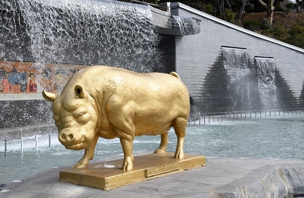 돝섬 황금돼지상. 사진= 경남신문 성승건 기자