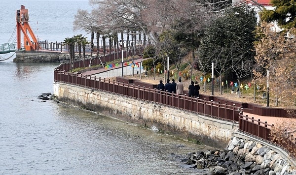 돝섬 바다산책길. 사진= 경남신문 성승건 기자