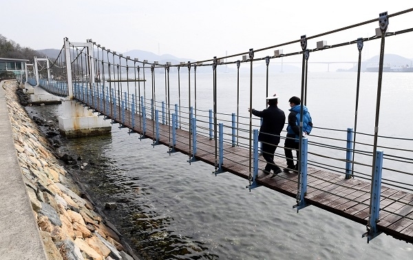 돝섬 출렁다리. 사진= 경남신문 성승건 기자