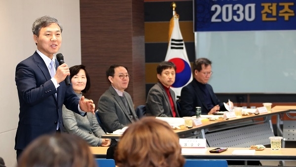 김승수 전주시장이 14일 한국전통문화전당에서 열린 ‘2030 전주 문화비전’ 정책토론회에서 발언하고 있다. 사진제공= 전주시