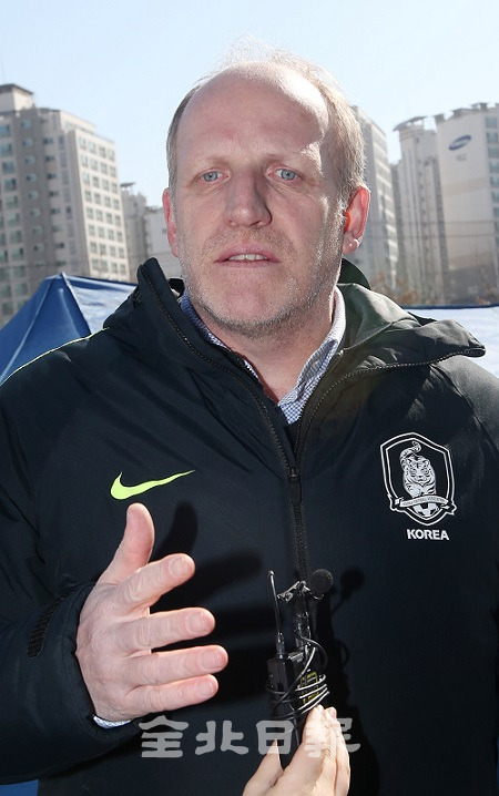 14일 미하엘 뮐러 대한축구협회 기술발전위원장이 2019 금석배 전국 학생 축구대회에 참가한 가운데 언론과의 인터뷰에서 한국축구의 미래에 대해 자신의 의견을 말하고 있다. 조현욱 기자