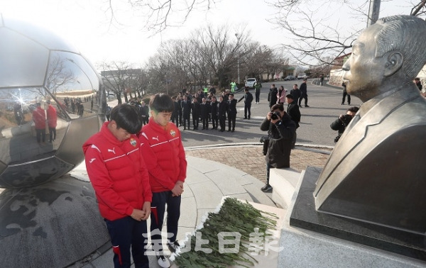 고 채금석 선생 추모식이 열린 14일 군산월명종합경기장 내 채금석 흉상 앞에서 축구협회 관계자와 체육인들이 참배하고 있다. 조현욱 기자