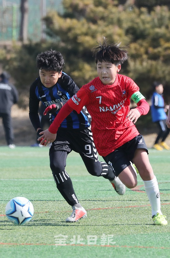 2019 금석배 전국 학생 축구대회가 시작된 14일 군산 수송공원 축구경기장에서 남원거점스포츠클럽과 용인팀스타FCU12의 경기가 열린 가운데 남원의 주장선수가 상대 선수를 따돌리고 거침없는 드리블을 하고 있다. 조현욱 기자
