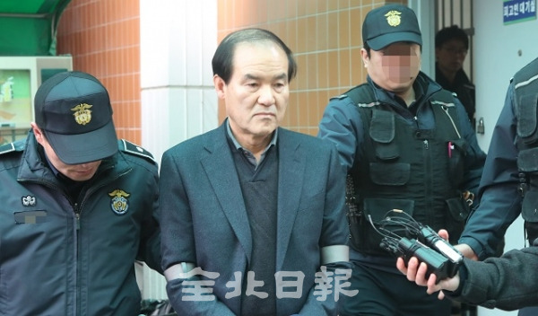 15일 공직선거법 위반 혐의로 기소된 이항로 진안 군수가 전주지방법원에서 징역 1년을 선고받고 호송차로 이동하고 있다. 조현욱 기자