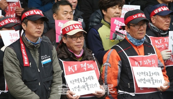 18일 민주노총 전북본부가 고용노동부 전주지청 앞에서 총파업·총력투쟁 선포 기자회견을 열고 정부의 일방적인 노동개악 중단을 촉구하고 있다. 조현욱 기자