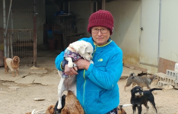 익산 하얀강아지 보호센터 고경애 소장이 홀로 기르는 강아지를 안고 있다.