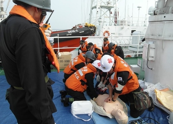 군산해양경찰 경비함정에서 승조원들이 팀워크 조성을 위한 훈련을 하고있다.