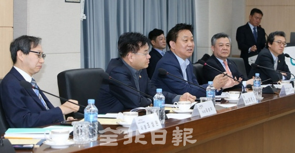 19일 한국국토정보공사에서 열린 혁신도시 공공기관장 정책포럼에서 참석자들이 주제인 ‘페이스메이커 스마트시티’ 에 대해 의견을 나누고 있다. 조현욱 기자