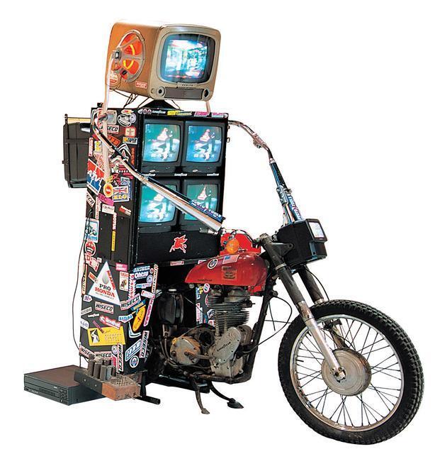 백남준 作, 혼합매체, 206(w)×147(n)×224(h)cm, 1995.