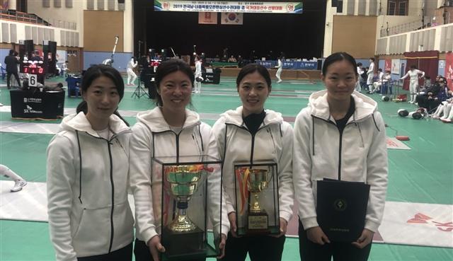 전국 남·여 종목별 오픈펜싱선수권대회 여자 사브르 단체전에서 금메달을 수확한 익산시청 펜싱팀. 왼쪽부터 황선아, 최신희, 김지연, 최수빈 선수.