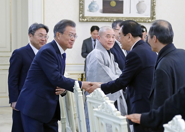 문재인 대통령이 20일 낮 청와대에서 5.18 민주화운동 관련 광주지역 원로를 초청해 오찬 간담회를 하기에 앞서 김후식 5·18 광주 민주화운동 부상자회 회장 등 참석자들과 인사를 나누고 있다. /연합뉴스