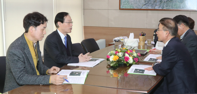 20일 광주광역시청에서 김송일 전북 행정부지사가 정종제 광주행정부시장을 만나 임실지역 토양반입 업체의 자진 철회 및 중재를 요청하고 있다.  사진제공 = 전북도