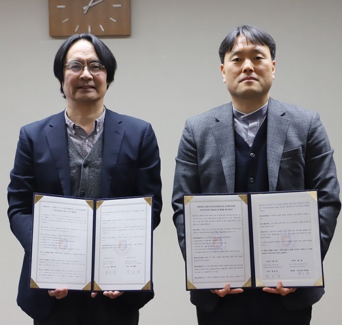 (왼쪽부터)가쓰무라 마코토, 염승준 소장이 동북아시아 공동 인문학 연구 및 지역교류를 위한 업무협약을 체결한 후 기념촬영을 하고 있다.