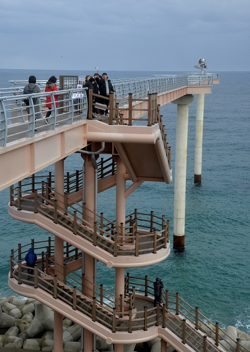 관광객들이 바다 위 20m 높이에 세운 인공 산책로인 울진 등기산 스카이워크에서 동해의 시원한 파도소리를 들으며 봄마중을 하고 있다. 매일신문 이채근 기자