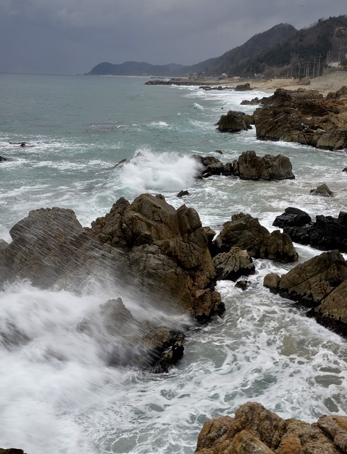 망양휴게소에서 바라본 갯바위-망양정보다 경치가 더 좋다고 하는 울진 망양휴게소에서 바라본 해안풍경.갯바위에 부딪치는 파도가 봄의 기운을 깨우고 있다. 매일신문 이채근 기자