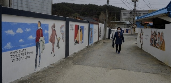 울진 매화마을 담벽에는 만화가 이현세의 작품들이 마을을 휘감고 있다. 매일신문 이채근 기자