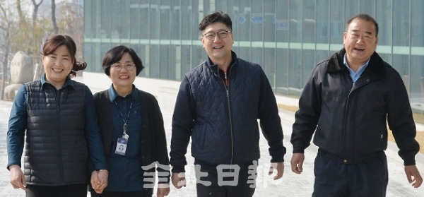 외주 업체 소속이거나 기간제 근로자로 일하다 최근 정규직으로 전환된 국민연금공단 시설사업부 배서운, 이경희, 홍종현, 정남호(사진 왼쪽부터) 씨가  환하게 웃음짓고 있다. 박형민 기자