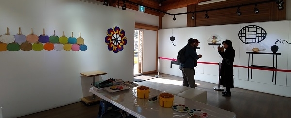 전주부채문화관 지실에서 오는 28일까지 열리는 ‘우리부채, 전주부채 온고지신展’. 테이핑 아트를 배경으로 전시된 국가무형문화재 김동식 선자장의 합죽선 작품이 눈길을 사로잡는다.