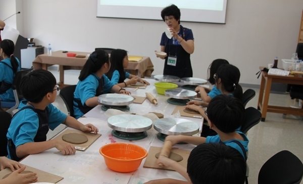 지난해 열린 진로탐색 캠프 '무형유산 공예 종목 체험' 모습.