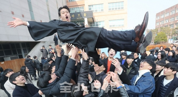 우석대학교 전주캠퍼스 2018학년도 학위수여식이 열린 21일 한 졸업생이 후배들에게 헹가래를 받으며 졸업의 기쁨을 만끽하고 있다. 조현욱 기자