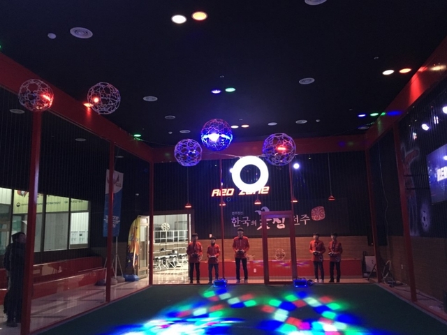 연습중인 드론축구선수들과 드론볼