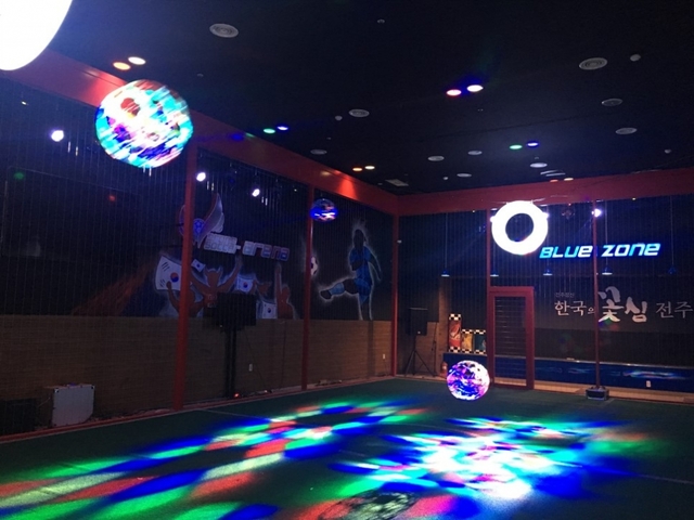 경기장을 날아다니는 드론 볼