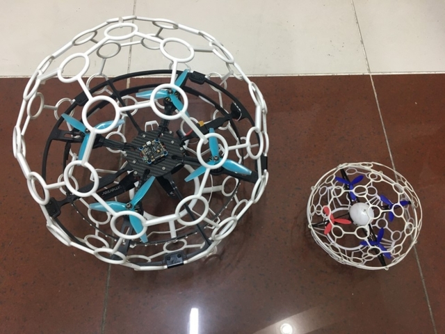 일반 드론볼(좌)과 소형 드론볼(우)