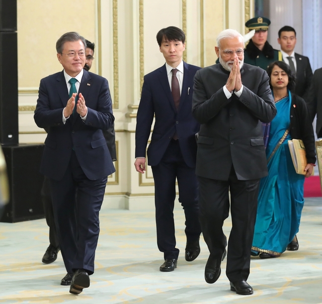 문재인 대통령과 나렌드라 모디 인도 총리가 22일 오후 청와대 영빈관에서 열린 국빈 환영 오찬에 입장하고 있다.  /연합뉴스